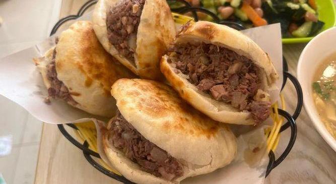 保定古城的“驴肉汉堡”，好吃到让人破防